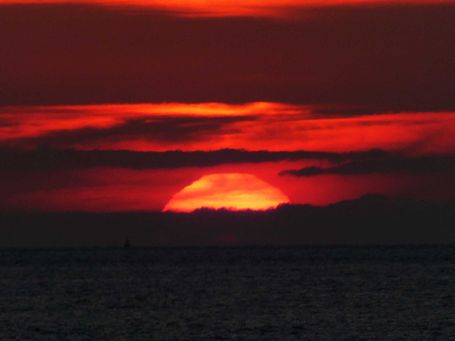 Foto: Feuriger Sonnenuntergang über dem Meer, öffnet größere Ansicht